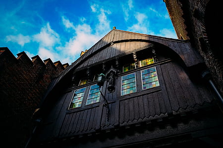 Brown Wooden House Under Blue Sky thumbnail