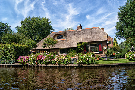 photo of house near body of water thumbnail