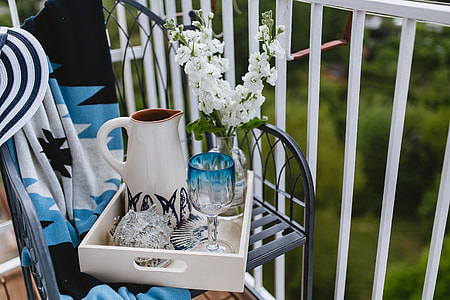 Seaside Style: Nautical Balcony Decor thumbnail