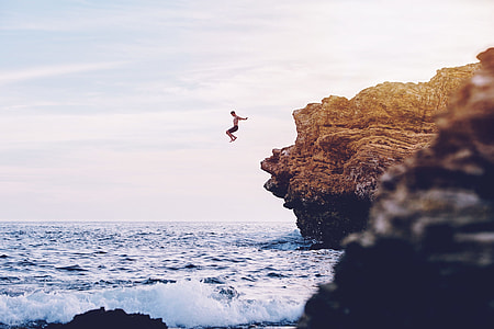 man jumped from cliff to body of water thumbnail