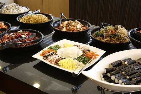 maki roll, stew noodles, with vegetable salad thumbnail