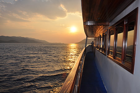 motorboat on body of water thumbnail
