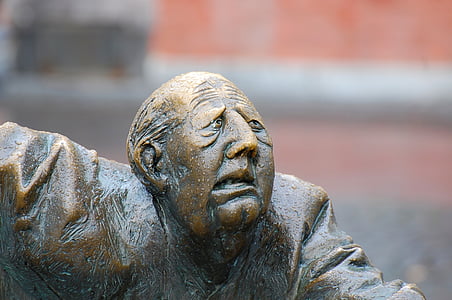macro photography of man statue thumbnail