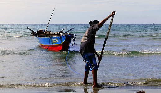 Fisherman bringing in the boat in the Philippines thumbnail