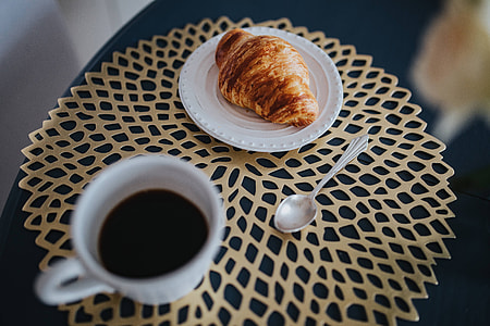 Round breakfast table with white flowers and golden coffee mats thumbnail