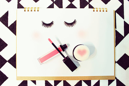 pink and black mascara thumbnail