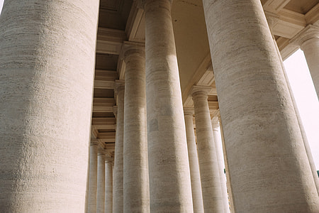 Bernini’s colonnade in Piazza San Pietr thumbnail