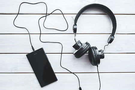 black headphones thumbnail