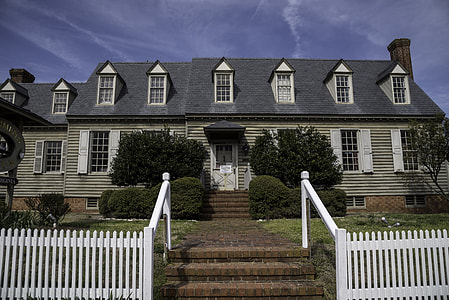 Historical House in Virginia under the sky in Yorktown thumbnail
