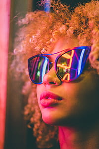 woman wearing sunglasses thumbnail