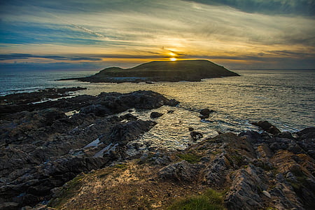 photo of islet in sunset thumbnail