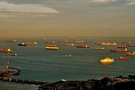 ships on body of water thumbnail