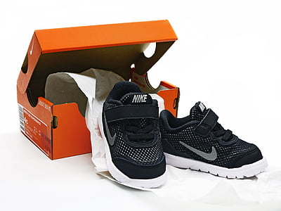 pair of black-and-white Nike athletic shoes with box thumbnail