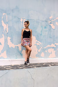 Woman posing thumbnail
