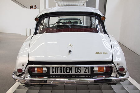back view photo of white Citroen DS21 thumbnail