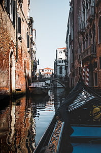 boat between two buildings thumbnail