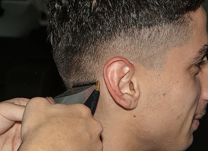 man shaving his hair thumbnail