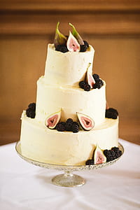 white 3-layer cake thumbnail