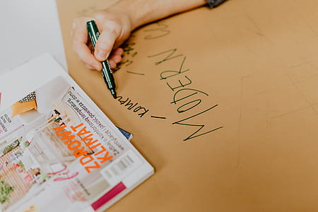 Man hand holding a green marker pen thumbnail