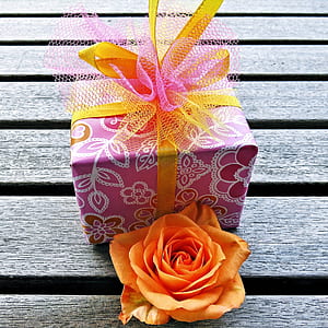 pink and white floral gift box thumbnail
