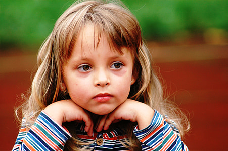 girl with hands on chin thumbnail