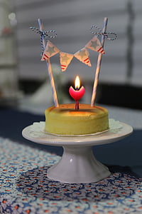 green icing-covered cake on cake stand thumbnail