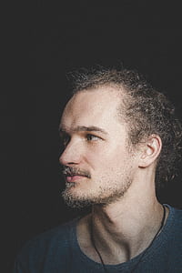 man wearing gray crew-neck top thumbnail