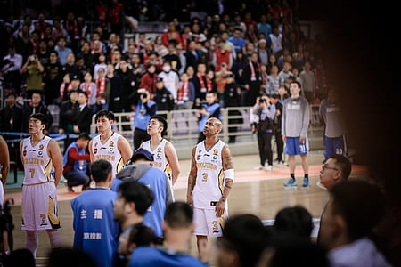 basketball team standing on court thumbnail