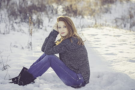 woman in gray sweater and blue jeans thumbnail