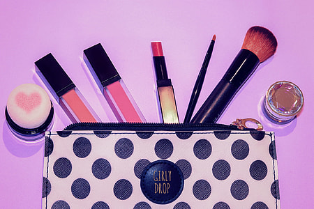 black and red makeup brush and makeup set thumbnail
