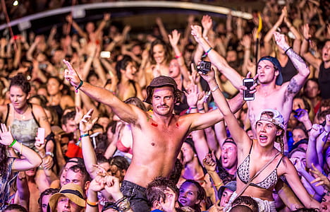 people on concert thumbnail