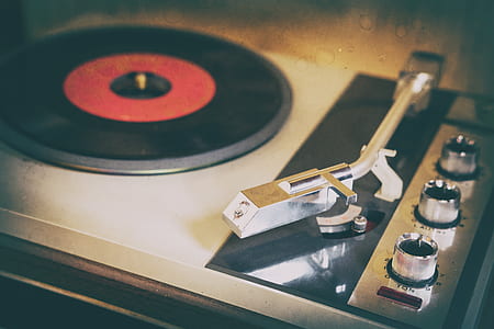closeup og beige and black vinyl record player thumbnail