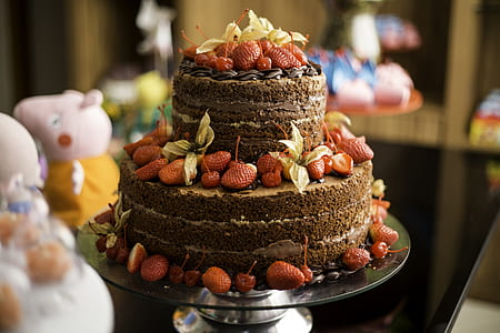 2-tier chocolate cake with strawberries thumbnail