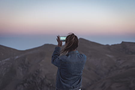 person taking picture of horizon thumbnail
