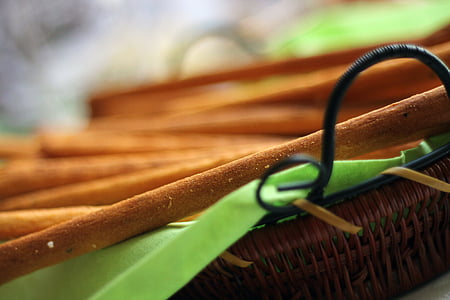 close-up photography of cinnamon sticks thumbnail