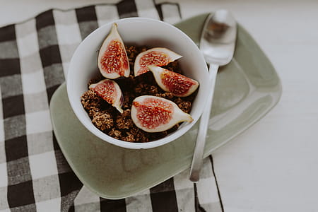 Bowl of crunchy granola and figs thumbnail