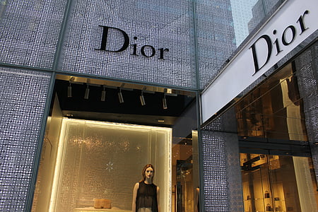 Dior store front thumbnail