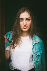 woman standing near wall thumbnail