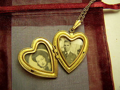man and woman photos in gold heart locket pendant chain necklace thumbnail