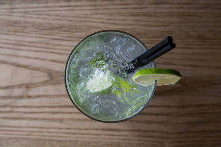 margarita cocktail in glass thumbnail