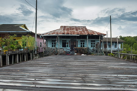 landscape photography of house fronting bridge thumbnail