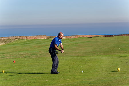 man playing golf thumbnail