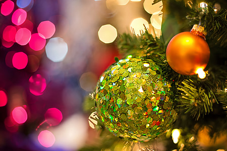shallow focus photography of green bauble thumbnail