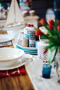 Table decorations with red flowers thumbnail