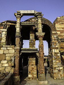 Qutab complex structure in Delhi, India thumbnail