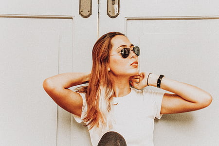 woman looking to the left thumbnail
