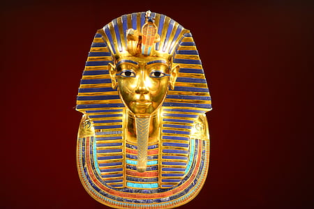 Nefertiti figurine thumbnail