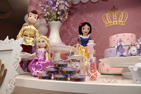 Disney Snow White party favor near cake thumbnail