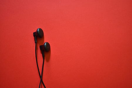 black earburds with red background thumbnail