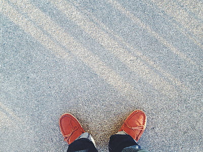 person wearing brown leather boat shoes thumbnail